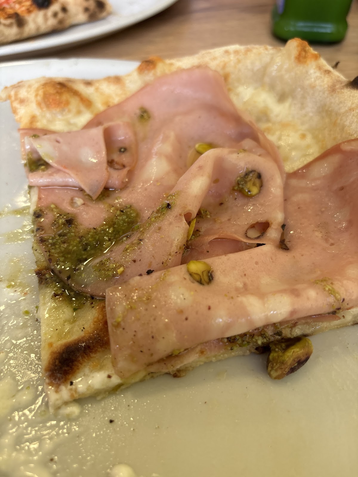 Pizza z mortadelą i pistacjami