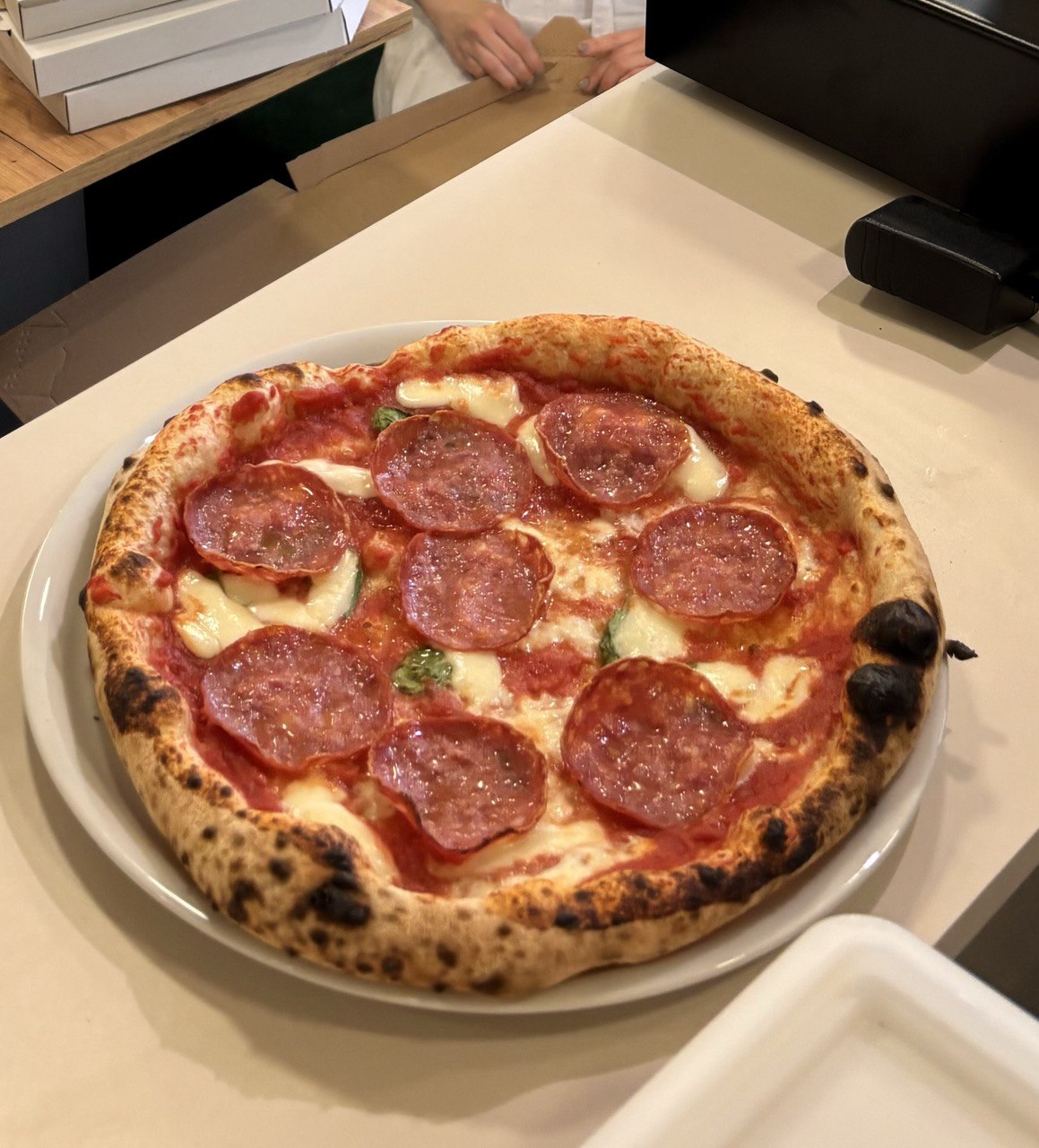 Pizza pepperoni w stylu neapolitańskim