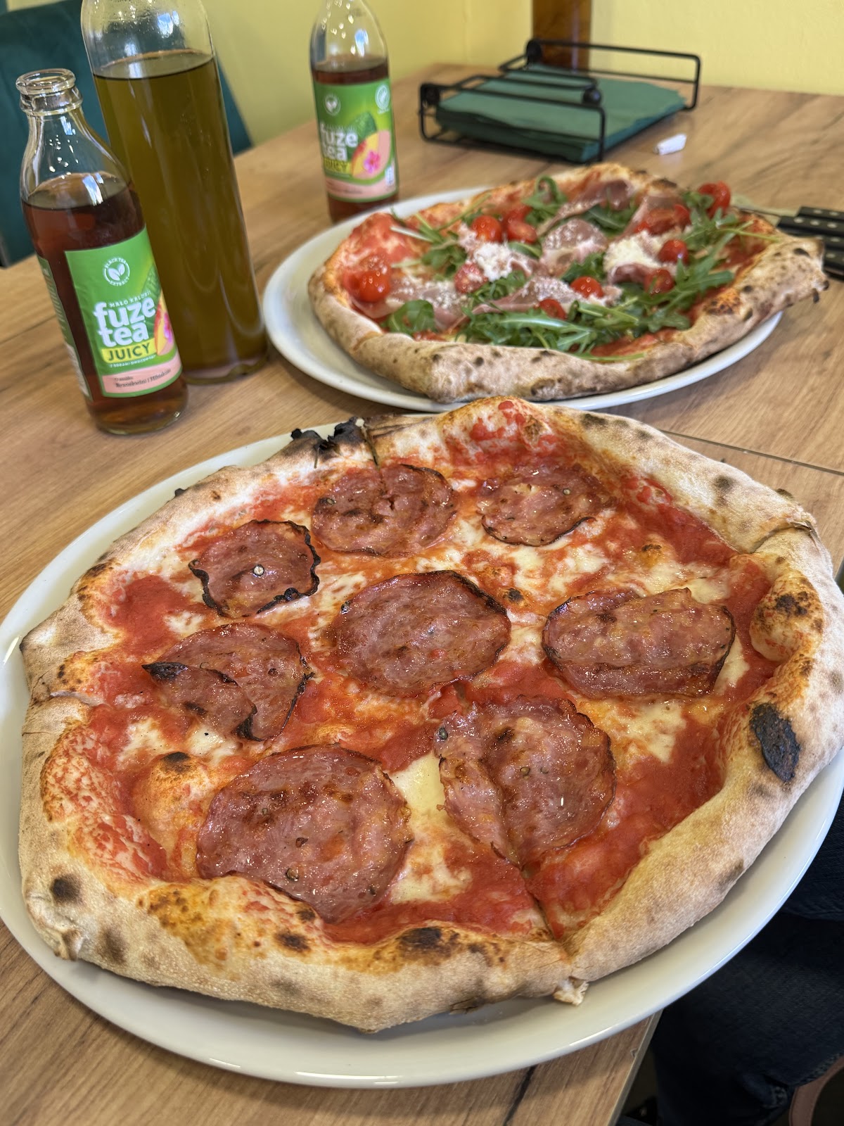 Dwie pizze z dodatkami - prosciutto i salami