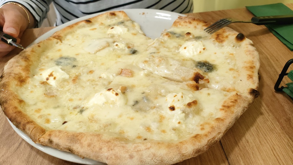 Pizza quattro formaggi